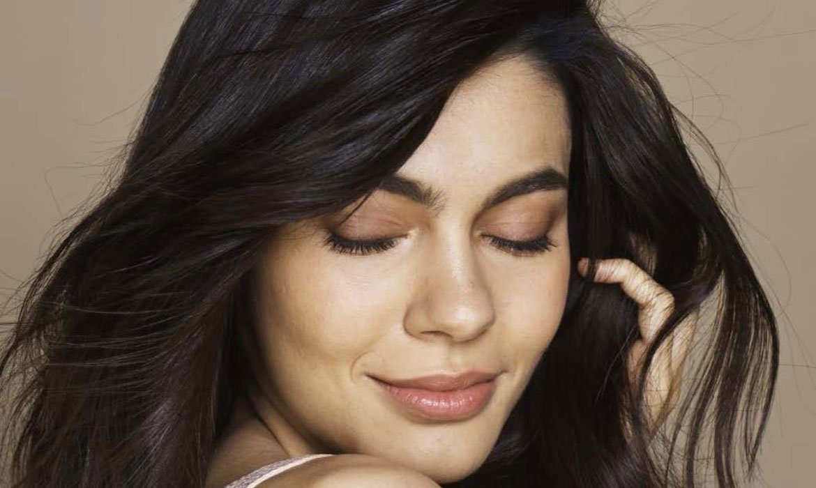Si buscas un tipo de tinte de pelo con un 100% cobertura de canas, no lo dudes y decántate por la gama Excellence de L’Oréal Paris. ¿Sabes que están a punto de lanzar una nueva colección que se llama Universal Nudes igual de eficaz en todos los sentidos y sin amoniaco?